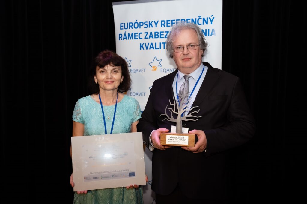 Riaditeľ OA Prievidza, Mgr. Ivan Kadlečík, prevzal ocenenie v kategórii Rozvoj občianskych zručností.