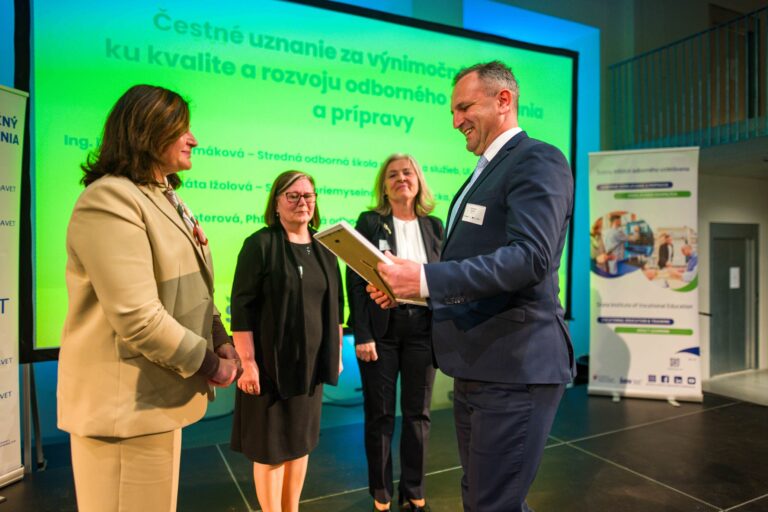 Čestné uznanie trom laureátkam odovzdáva Slavomír Partila